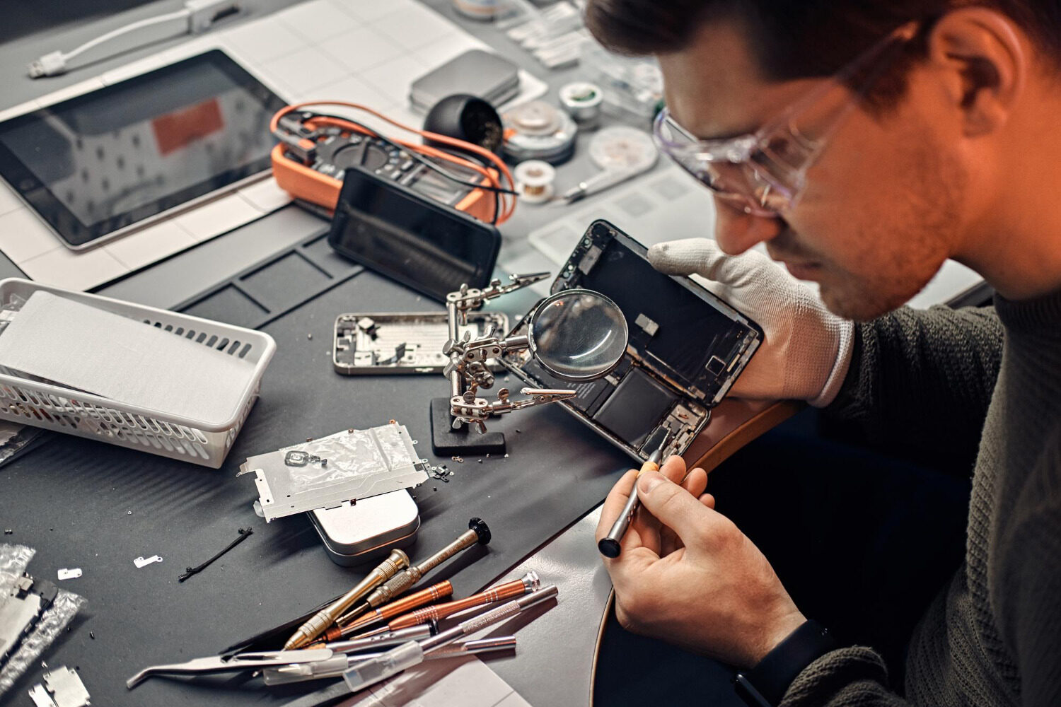How to Become a Professional Cell Phone Technician 2026